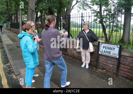 Les touristes photographie l'autre en face de la rue signe de Penny Lane. Dans Mossley Hill, Liverpool, étaient tous les quatre membres des Beatles a grandi. L'Europe Banque D'Images