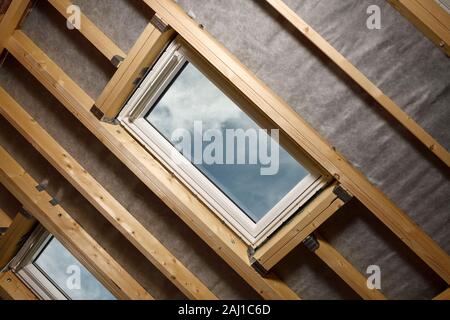 Fenêtres de toit Velux installés dans un pavillon nouvellement construit, dans le cadre d'un poste d'accueil au Royaume-Uni Banque D'Images