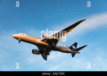 Aeromexico Boeing 787 Dreamliner immatriculé N782H L'atterrissage au coucher du soleil le 29 décembre 2019 à l'aéroport d'Heathrow, Middlesex, Royaume-Uni Banque D'Images