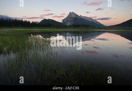 Vermilion Lake à proximité ville de Banff, un bel endroit pour le lever et le coucher du soleil des photographies. Banque D'Images