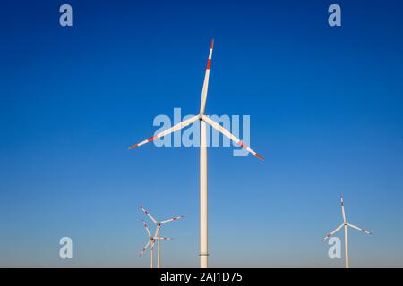 Juechen, Rhénanie du Nord-Westphalie, Allemagne - éoliennes contre un ciel bleu. Juechen, Nordrhein-Westfalen, Deutschland - Windraeder blauem vor Himmel. Banque D'Images
