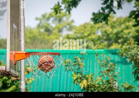 Kolkata, West Bengal / Inde - 7 Avril 2019 : un terrain de basket-ball en passant par le panier à une arène de sports Banque D'Images