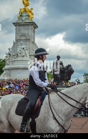 Londres / ANGLETERRE - Juin 26, 2016 : Canada femme près de Buckingham Palace lors de la relève de la garde Banque D'Images