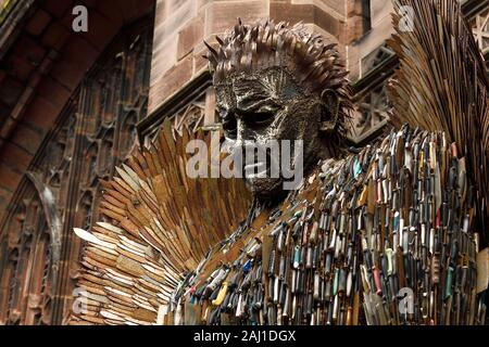 Le couteau Angel sculpture par Alfie Bradley à l'extérieur de la cathédrale de Chester en novembre 2019 Banque D'Images