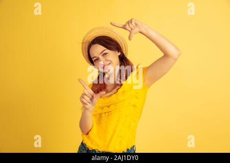 Cadrage, smiling, selfies. Portrait de femme de race blanche jaune sur fond de studio. Beau modèle féminin en chapeau. Concept d'émotions humaines, expression du visage, ventes, ad. L'été, les voyages, les recours. Banque D'Images