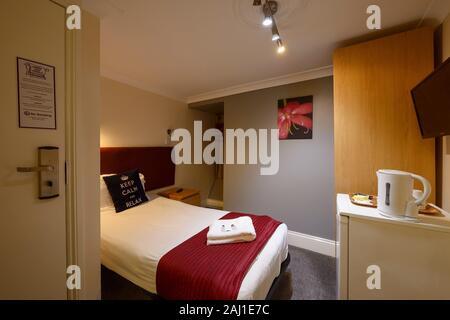 Intérieur d'une chambre simple dans un hôtel à Hammersmith London UK Banque D'Images