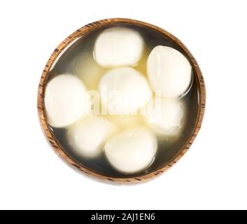 Boules de mozzarella dans un bol en bois Banque D'Images