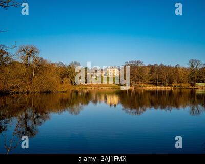 Bretton Hall avec reflet dans le lac inférieur, Yorkshire Sculpture Park, Royaume-Uni. Banque D'Images