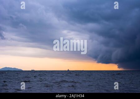Approche de l'orage avec pluie nuages sur la mer. Banque D'Images