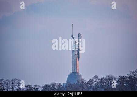 Kiev, Ukraine. La Patrie Monument. La sculpture est une partie du Musée de l'histoire de l'Ukraine dans la seconde guerre mondiale Banque D'Images