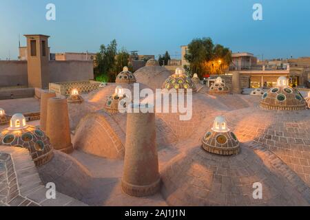 Amir Sultan Ahmad Bathhouse, dômes de toit au coucher du soleil, Kashan, Ispahan Province, République islamique d'Iran Banque D'Images
