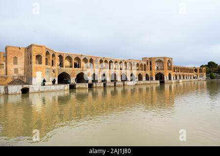 Pol-e Khadju Zayanderud, pont au-dessus de la rivière d'Ispahan, Iran Banque D'Images