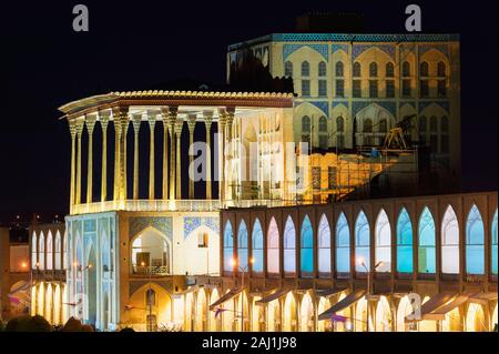 Palais Ali Qapu la nuit, Maydam-e Iman square, Ispahan, Iran Banque D'Images