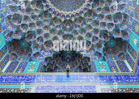 Plafond, Masjed-e Imam Mosquée, Maydam-e Iman square, Ispahan, Iran Banque D'Images