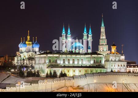 Vue panoramique sur le Kremlin de Kazan illuminée la nuit d'hiver. La Cathédrale de l'Annonciation, le palais présidentiel, la Mosquée Kul Sharif et Soyembika Tower. Kazan Banque D'Images