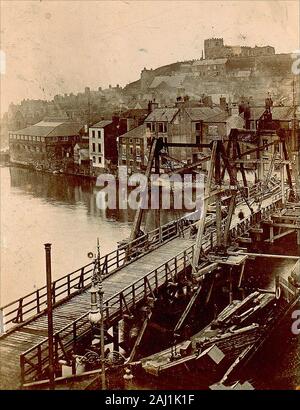 1908 Une photographie du pont temporaire au-dessus de l'ESK à Whitby, North Yorkshire, UK au cours de la démolition de l'ancien pont de pierre et la construction du pont tournant de l'année suivante. Banque D'Images