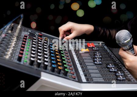 Femme mains mixage audio par l'ingénieur du son dans le studio d'enregistrement analogique Banque D'Images