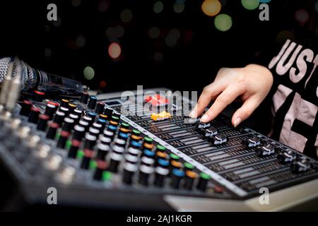 Femme mains mixage audio par l'ingénieur du son dans le studio d'enregistrement analogique Banque D'Images