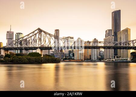 La célèbre Brisbane Story Bridge dans l'humeur du soir. Banque D'Images