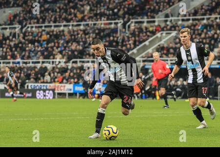 1er janvier 2020, le parc de St James, Newcastle, Angleterre, Premier League, Newcastle United v Leicester City : Miguel Almiron ressemble pour effacer le ball Crédit : Mark Cosgrove/News Images Banque D'Images