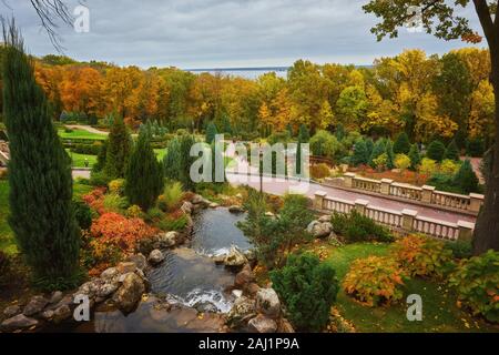 Panorama du fragment du parc dans Mezhyhiria près de Kiev. Banque D'Images