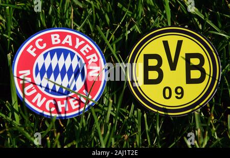 Septembre 6, 2019, Munich, Allemagne. Emblèmes de clubs de football allemand du Borussia Dortmund et le Bayern Munich sur la pelouse verte Banque D'Images