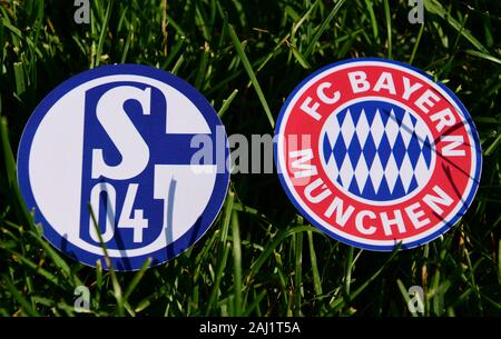 Septembre 6, 2019, Munich, Allemagne. Emblèmes de clubs de football allemand le Bayern Munich et Schalke 04 Gelsenkirchen sur la pelouse verte Banque D'Images