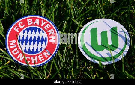 Septembre 6, 2019, Munich, Allemagne. Emblèmes de clubs de football allemand Bayern Munich VfL Wolfsburg sur la pelouse verte Banque D'Images