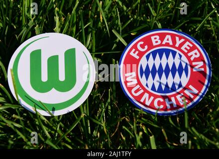 Septembre 6, 2019, Munich, Allemagne. Emblèmes de clubs de football allemand Bayern Munich VfL Wolfsburg sur la pelouse verte Banque D'Images