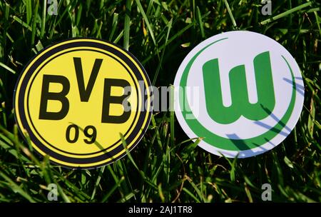 Septembre 6, 2019, Munich, Allemagne. Emblèmes de clubs de football allemand du Borussia Dortmund et du VfL Wolfsburg sur la pelouse verte Banque D'Images