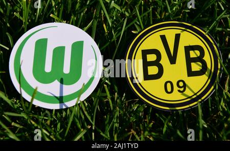 Septembre 6, 2019, Munich, Allemagne. Emblèmes de clubs de football allemand du Borussia Dortmund et du VfL Wolfsburg sur la pelouse verte Banque D'Images