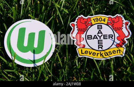 Septembre 6, 2019, Munich, Allemagne. Emblèmes de clubs de football allemand Bayer Leverkusen et VfL Wolfsburg sur la pelouse verte Banque D'Images