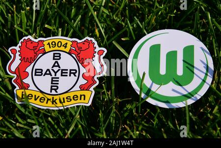 Septembre 6, 2019, Munich, Allemagne. Emblèmes de clubs de football allemand Bayer Leverkusen et VfL Wolfsburg sur la pelouse verte Banque D'Images