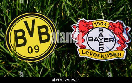 Septembre 6, 2019, Munich, Allemagne. Emblèmes de clubs de football allemand Bayer Leverkusen et le Borussia Dortmund sur la pelouse verte Banque D'Images