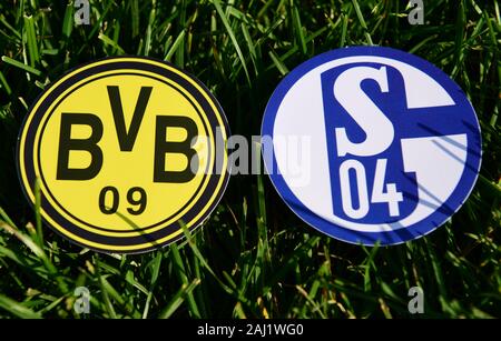 Septembre 6, 2019, Munich, Allemagne. Emblèmes de clubs de football allemand et Borussia Dortmund Schalke 04 Gelsenkirchen sur la pelouse verte Banque D'Images