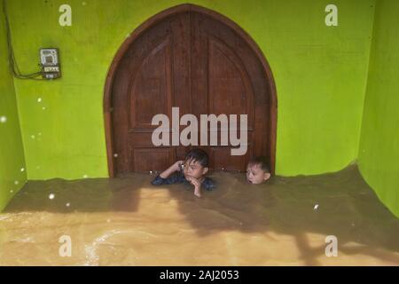 Jakarta, Indonésie. 09Th Jan, 2020. Les résidents parcourir un domaine à Kampung Melayu gorgé, est de Jakarta.des inondations de grande ampleur ont touché la capitale pendant plus d'une décennie, tuant au moins 30 personnes avec près de 36 000 personnes déplacées, la catastrophe du pays fait l'objet d'un rapport. Credit : SOPA/Alamy Images Limited Live News Banque D'Images