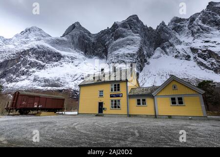 Pluscamp Sandvik Troll (mur), Rauma, vallée de Romsdalen, montagnes en hiver, More og Romsdal, Norway, Scandinavia, Europe Banque D'Images