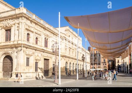 Hôtel de ville de Séville avec parasols canopy, Plaza de San Francisco, Séville, Espagne, Andalousie, Espagne, Europe Banque D'Images