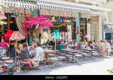 Bars et terrasses dans Plaka, Athens, Greece, Europe Banque D'Images