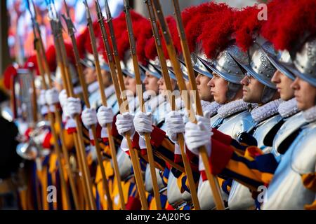 Gardes suisses, assister à une cérémonie pour les nouveaux Gardes Suisses recrute à San Damaso Cour intérieure dans la Cité du Vatican, Rome, Latium, Italie, Europe Banque D'Images