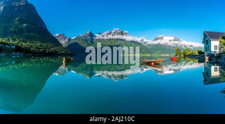 Vue panoramique des montagnes reflété dans l'eau claire du lac, Hjelle, Oppstrynsvatn Oppstryn, comté de Sogn og Fjordane, Norvège, Scandinavie, Europe Banque D'Images