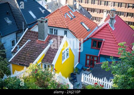 Toit de tuiles et façades colorées des maisons en bois traditionnelle norvégienne, le centre-ville de Bergen, le comté de Hordaland, Norvège, Scandinavie, Europe Banque D'Images