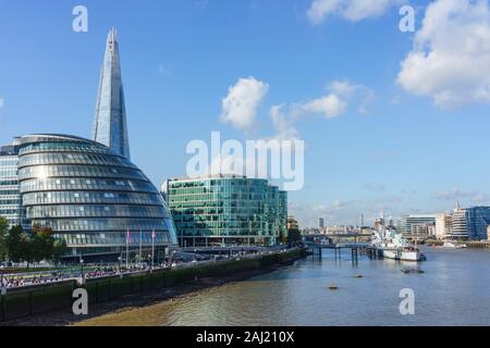 Le Shard avec l'Hôtel de ville et plus d'immeubles de bureaux à Londres, Londres, Angleterre, Royaume-Uni, Europe Banque D'Images