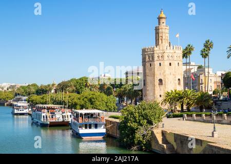 Les excursions en bateau amarré sur la rivière Guadalquivir bank près de la Torre del Oro, Paseo de Cristobal Colon, Séville, Andalousie, Espagne, Europe Banque D'Images