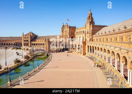 Plaza de Espana avec canal et le pont, le parc Maria Luisa, Séville, Andalousie, Espagne, Europe Banque D'Images