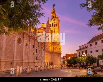 La Cathédrale de Séville de Saint Marie de la voir, et La Giralda au coucher du soleil, l'UNESCO, Séville, Andalousie, Espagne, Europe Banque D'Images