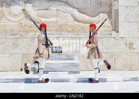 Les soldats de l'evzone changement de garde, Athènes, Grèce, Europe Banque D'Images