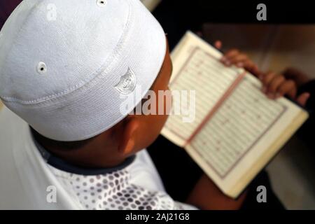 Garçon musulman Coran l'apprentissage à l'école islamique, avec Kufi hat, Ho Chi Minh City, Vietnam, Indochine, Asie du Sud-Est, l'Asie Banque D'Images
