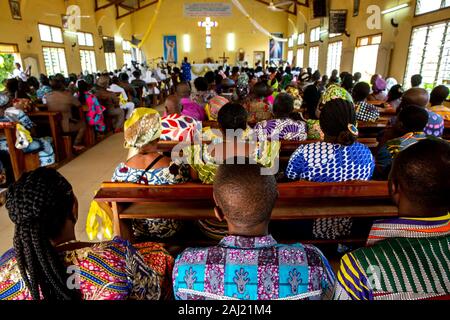 Célébration à St. John Paul II Catholic church, Kpalimé, Togo, Afrique de l'Ouest, l'Afrique Banque D'Images