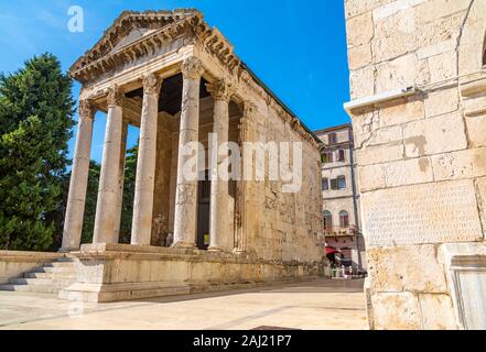 Vue de Temple d'Auguste en place du Forum, Pula, Istrie, Croatie Adriatique, comté, Europe Banque D'Images